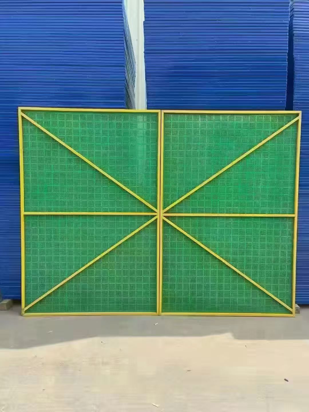 黃框綠網(wǎng)爬架網(wǎng).jpg 黃框綠網(wǎng)爬架網(wǎng).jpg